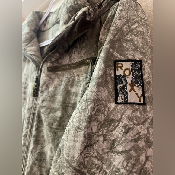 Geeen patterned Roxy winter jacket ladies size medium - Picture 3 of 8